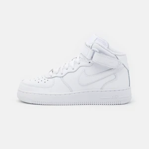 nike air force 1 höga  - säljer dessa för att dom blev för tajt runt min fotled andvänd 3 gånger inte smutsig men ska ändå tvätta dom :)