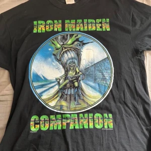 Iron maiden companion 2004 merch  - Strl: XL Kond: 9/10 Köpare står för frakt, inga returer. 