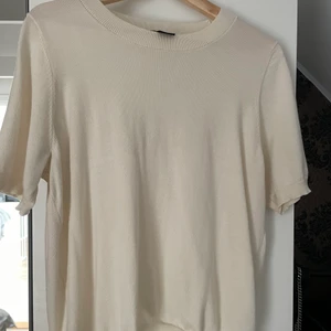 Stickad T-shirt - En super fin stickad kortärmad från Lindex. 