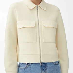Arket merino boxy jacket - Säljer nu min populära slutsålda jacka från arket som är i så skön och i bra kvalité❤️nypris: 1350kr. Säljer för: 649kr🥰 Funkar att ha både inomhus och utomhus. 