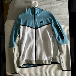 Vit blå grå svart tech fleece - Knappt använd tech fleece storlek M herrstorlek. 10/10 skick inga defekter