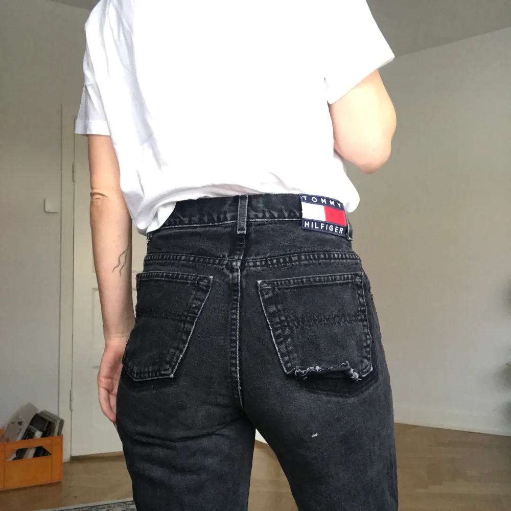 Jeans med diplaced pockets, hög midja samt långa ben. Jag har sytt in dem i midjan ca 2cm, det går enkelt att sprätta om man vill ha lite lösare midja! Ena fickan sitter lite löst, det går enkelt att sy, jag kan också sy fast den innan jag skickar! . Farkut & Housut.