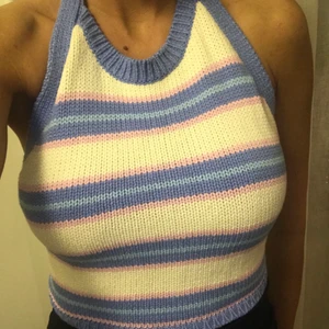 ZARA topp - Säljer denna supersnygga stickade toppen med öppen rygg. Den har tyvärr aldrig kommit till användning. Strl är L men passar mig som är en XS/S.