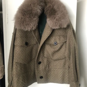 Meotine jacka  - Säljer min meotine jacka i storlek xs/s i modellen Charlie Jacket i färgen ARMY. Jackan köptes förra året den är använd men är använd varsamt så den är i bra skick, en knapp hänger dock lite löst. Färgen har utgått. Köpt för: 2800 kr. 