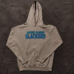 ♦️ Snygg vintage Gildan hoodie.                        ♦️ Storlek Medium.                                            ♦️ Skick 7/10 (saknar snören, lite faded text) 