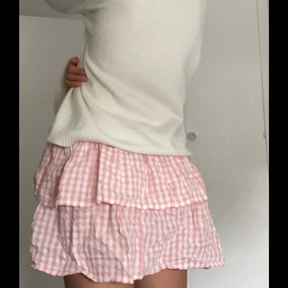 Jättefin kjol från Kappahl som har helt ny och har prislapp kvar! Kom inte till så mycket användning då jag hade liknande kjolar och hann aldrig lämna tillbaka den!Är i barnstorlek men passar både xs och s . Kjolar.
