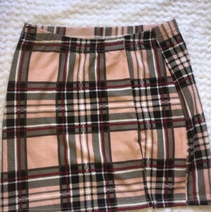 Kjol strl M 50kr - Rutig kjol med slits strl M Typ Aldrig använd