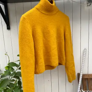 Jätteskön gul tröja från arket i marino Ull! Säljer för 300 eller bud! Köparen står för frakten🥰