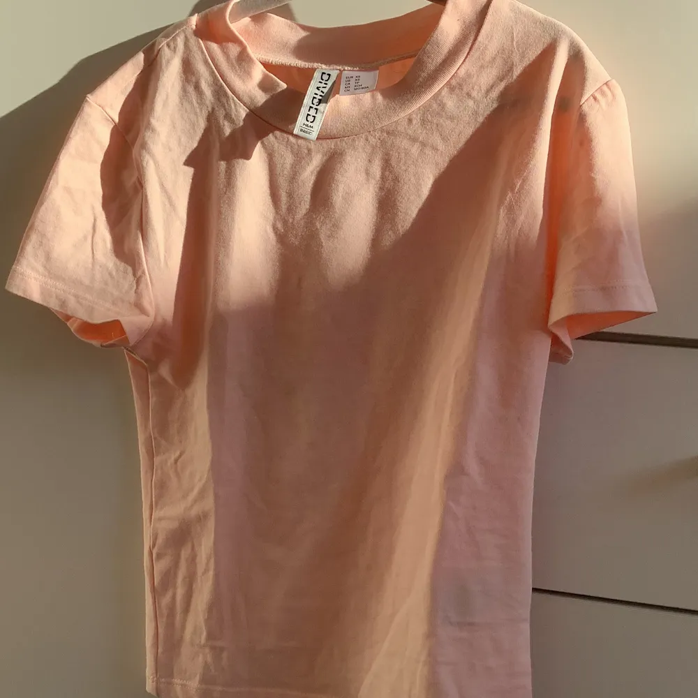 Super fin rosa tröja i storlek xs men är dog väldigt stretchig! Lite genomskinlig med funkar bra med topp under.. T-shirts.