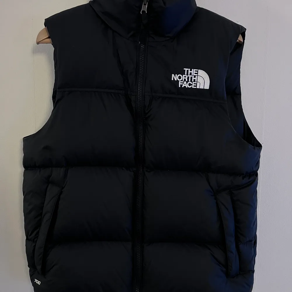 Säljer en svart väst från The North Face - 1996 Retro Nuptse. Herrstorlek Small. I mycket fint skick, använd bara en handfull gånger.. Jackor.