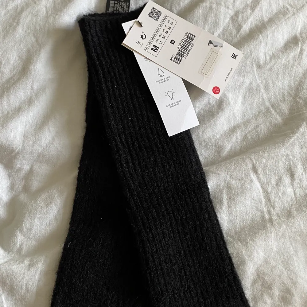 Säljer dessa populära torgvantar ifrån zara. I ett skönt material och i färger svart. Aldrig använda med lappen kvar. Möts i Sthlm och fraktar, pris kan diskuteras💝. Accessoarer.