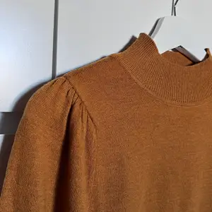 Mysig, senapsgul tröja med detaljer på axlarna 🍁 perfekt till hösten   Säljer pga att den sällan kommit till användning.
