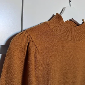 Fin hösttröja  - Mysig, senapsgul tröja med detaljer på axlarna 🍁 perfekt till hösten   Säljer pga att den sällan kommit till användning.