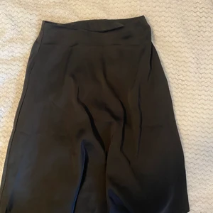 Silkes kjol - En lång kjol gjort i silke. Den är så fin. Den har en dragkedja och kan sitta högmidjat, eller lågt. Du väljer. Älskar o den är nästan som ny!! 