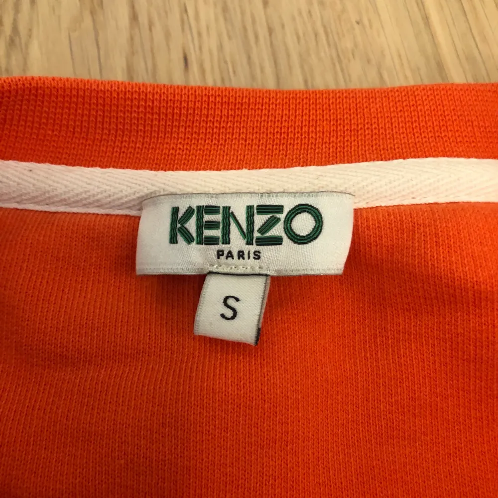 Fin kendo tröja men färgen är lite för stark för mig, stl S men passar mig som har Xs. Tröjan är i nyskick men pris kan diskuteras.. Hoodies.