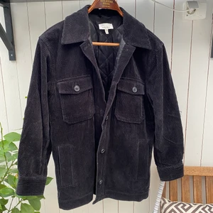 Oversized Manchester jacka  - Supercool oversized manchesterjacka från & other stories. Perfekt inför hösten! Säljer för 300 eller bud, köparen står för frakten🥰