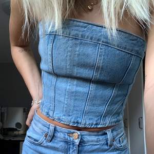 Jätte snygg jeans topp från Zara i storlek S.💖  Buda med minst 10kr❤️köparen står för frakt 