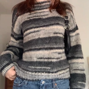 Randig stickad - Mysig randig oversized stickad tröja, vintage Pull&bear! Perfekt till hösten, står stl M men funkar på mig som brukar ha XS/S 💘