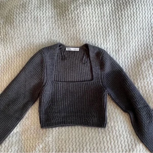 Stickad tröja zara - Superfin stickad topp/tröja från zara, perfekt till hösten💗 näst intill aldrig använd, köparen betalar frakt✨