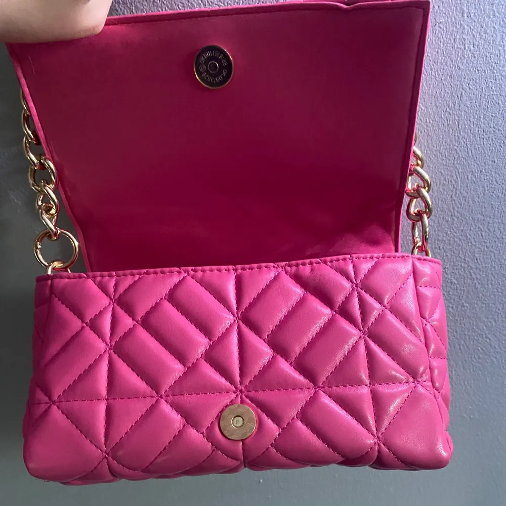 Rosa väska ifrån Shein har flera stycken i olika färger bra kvalite och verkligen super fina. Men denna super fina rosa väskan kommer dock aldrig till användning utav mig tyvärr, så säljer den. Andra bilden ger en mer rättvis bild på färgen💕. Accessoarer.