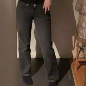 Weekday arrow low jeans i storlek 26/32, färgen black de är svart/grå. Säljer pga växt ur dom 