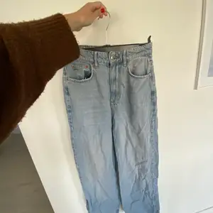 Mycket fina blå jeans som är mycket långa i benen (ett plus när man är lite längre, då de är svårt att hitta😍)dessa är i storlek 34 och sitter perfekt på mig som vanligtvis är en 36 i byxor! Endast används ett fåtal gånger!❤️‍🔥