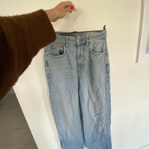 Vida (högmidjade) jeans från Gina tricot!🥰 STRL 34  - Mycket fina blå jeans som är mycket långa i benen (ett plus när man är lite längre, då de är svårt att hitta😍)dessa är i storlek 34 och sitter perfekt på mig som vanligtvis är en 36 i byxor! Endast används ett fåtal gånger!❤️‍🔥