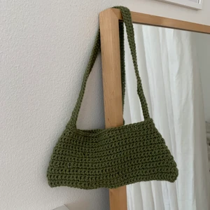 Virkad baguette väska i Ull - Får plats med mobil, plånbok och något extra. Diskret liten hake högst upp för knäppning! 