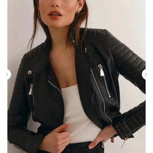 Skinnjacka  - Hej! Säljer min skinnjacka från chiquelle då jag växt ur den. Den är använd men fortfrande i fint skick. Skulle säga att skicket är 8/10. Nypris ligger på 699 kr så jag säljer den för 299kr, vid snabb affär kan priset diskuteras. Den är i storlek 38. För andra bilder på jackan eller frågor så är det bara att höra av sig 😁