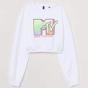 En cropped sweatshirt från hm som nästan aldrig kom till användning. Kommer inte ihåg nypriset men jag säljer den för 80kr. Storlek S men funkar passar som xs🌸