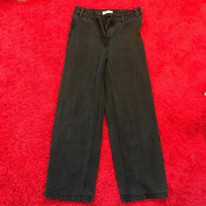 Msch jeans XS högmidja och vida ben.  - Svarta aningen urtvättade jeans från MSCH i storlek XS.  