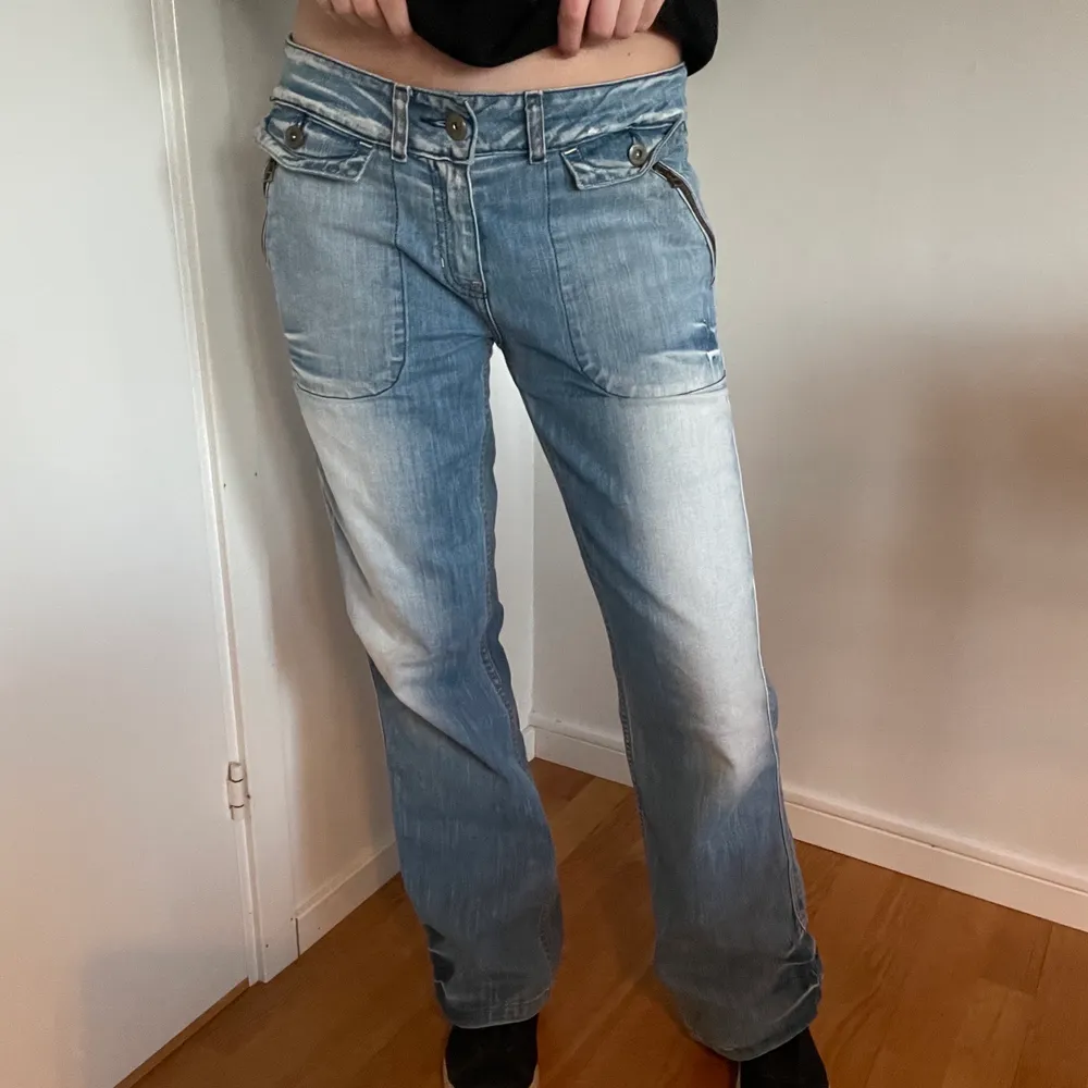 Säljer dessa skitcoola jeans! Köpt secondhand. Jag är 172 lång. Står tyvärr ingen storlek, men jag har oftast S i allt.. Jeans & Byxor.