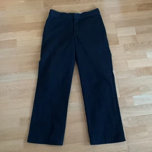 Dickies Chinos 874 Svarta - Dickies Chinos Model 874 Baggy Svarta, Storlek W 32 L 30. 9/10 skick (knappt använda). Nypris 650 kr, säljs för 300 kr + 62 kr (frakt om det behövs). Möts i Stockholm📍Tar endast swish!