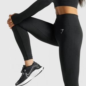 Gymshark tights - Säljer ett par gymshark tights i modellen vital seamless 2.0. Har använts max 3 gånger och är därav som nya! Skriv för fler bilder 🦋💙