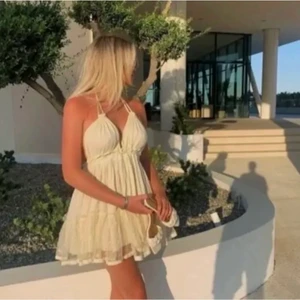 Vit sommarklänning - Superfin klänning som passar perfekt nu till sommaren💜🤝💕Aldrig använd men säljer eftersom jag hade en liknande!💞💞 Frakten inkluderas i priset👐🏼👐🏼