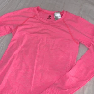 Tränings tröja  - En fin tränings tröja i storlek xs. Älskar färgen på den! 