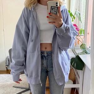 Brandy melville hoodie - Zip hoodie från brandy melville! Sparsamt använd. Personen på bilden är 170 lång. Orginalpris 599kr. Postar samma dag!!!