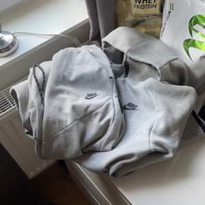 Nyskick tech fleece, oldseason i grå färg. Strl M på byxorna och S på tröjan, knappt använd och därav nyskick