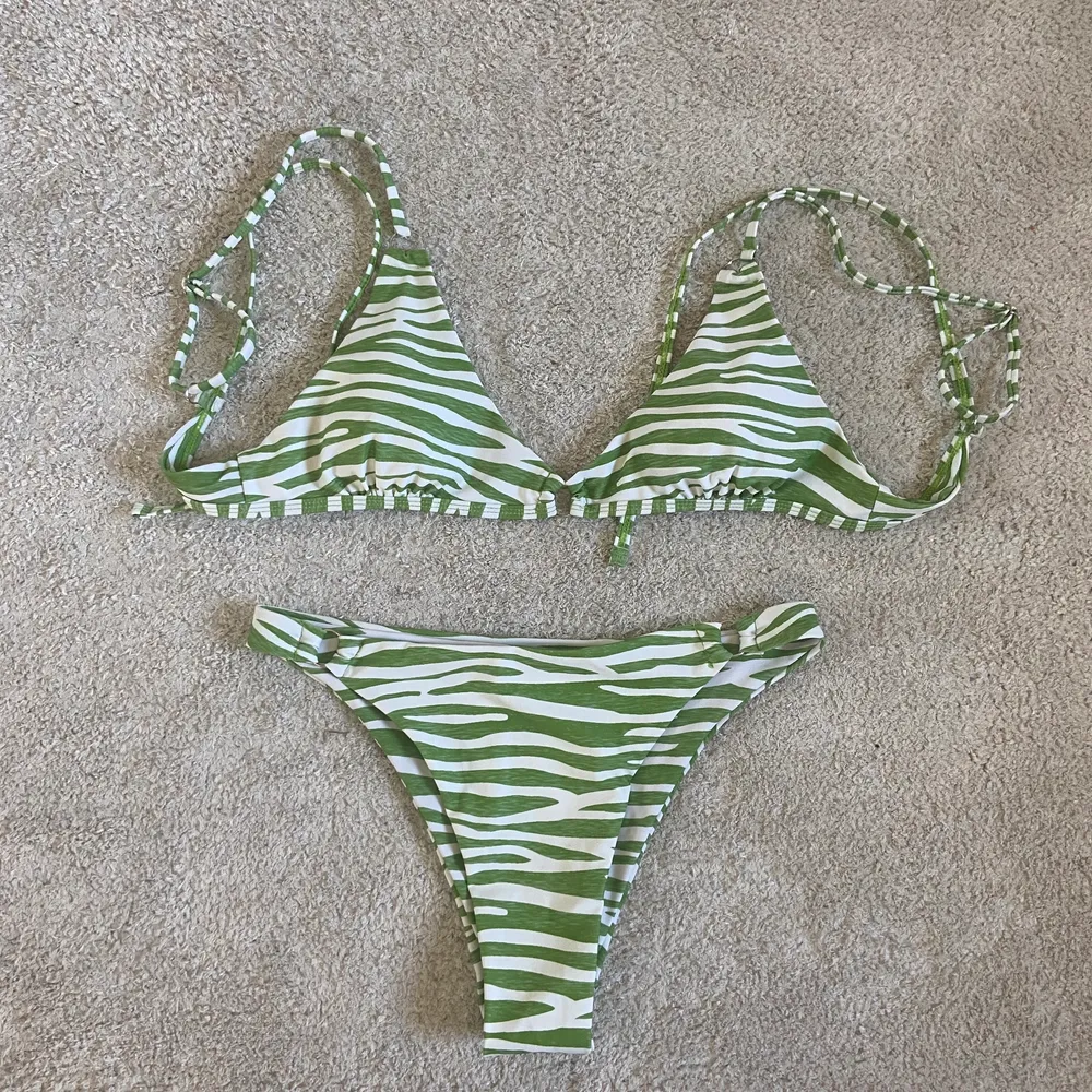 Säljer min grönvit randiga bikini frn Shein då den aldrig kommit till användning. Endast testad en gång så hygien skyddet finns kvar🌸🌸 Säljer hela setet för 100 kr. Övrigt.