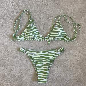 Säljer min grönvit randiga bikini frn Shein då den aldrig kommit till användning. Endast testad en gång så hygien skyddet finns kvar🌸🌸 Säljer hela setet för 100 kr