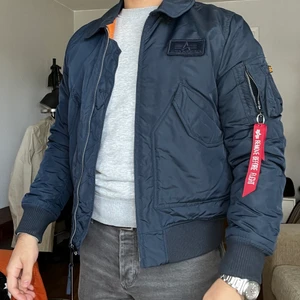 Alpha vårjacka med krage  - Marinblå alpha jacka i nyskick. Slitstarkt material coola detaljer med bra passform