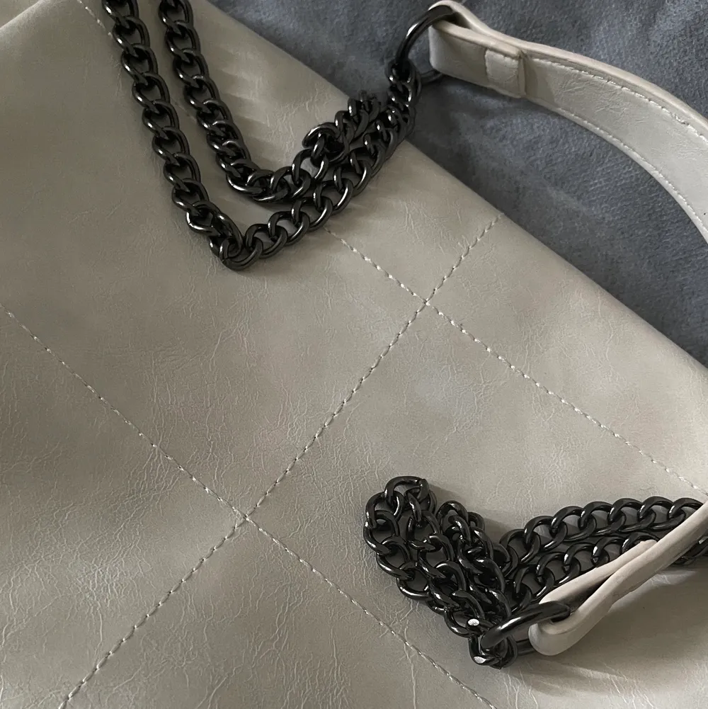 Jätte fin väska, aldrig använd 🫧 ser ut som den från Zara. Väskor.