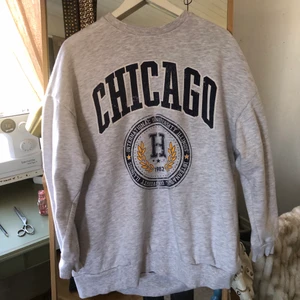 Sweatshirt  - 💋❤️💕Här är en skitsnygg sweatshirt som jag ha köpt på second hand i färgen grå. Den passar som en m/l beroende på vilken storlek du har i dina kläder!💕❤️❤️‍🩹💝