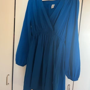 Blå klänning  - Strl L men passar mig med vanligtvis S, jätte fin blå färg perfekt till sommaren, långa armar och resår i midjan 
