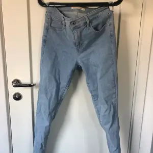 High Rise super skinny Levis jeans i storlek W25! Använda ett fåtal gånge, 250 kr + frakt