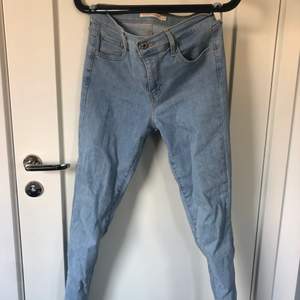 High Rise super skinny Levis jeans i storlek W25! Använda ett fåtal gånge, 250 kr + frakt