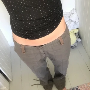 Cargo byxor  - Säljer nu dessa superfina byxor eftersom jag har ett par liknande. De är lagom långa/lite för långa på mig som är 172. Lite stora på mig som är strlk 36 men de passar bra med skärp. Passar även 38/40. Lågmidjade. Tyvärr har de en liten fläck på ena låret som jag inte har fått bort men det kanske går med galltvål eller liknande. De är gröngråa 💓