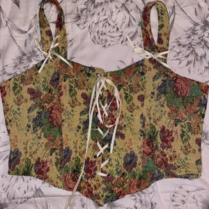 Topp - Oanvänd topp med snörning, strl XL men mindre i storleken så passar en M-L (går att ändra snörningen)  