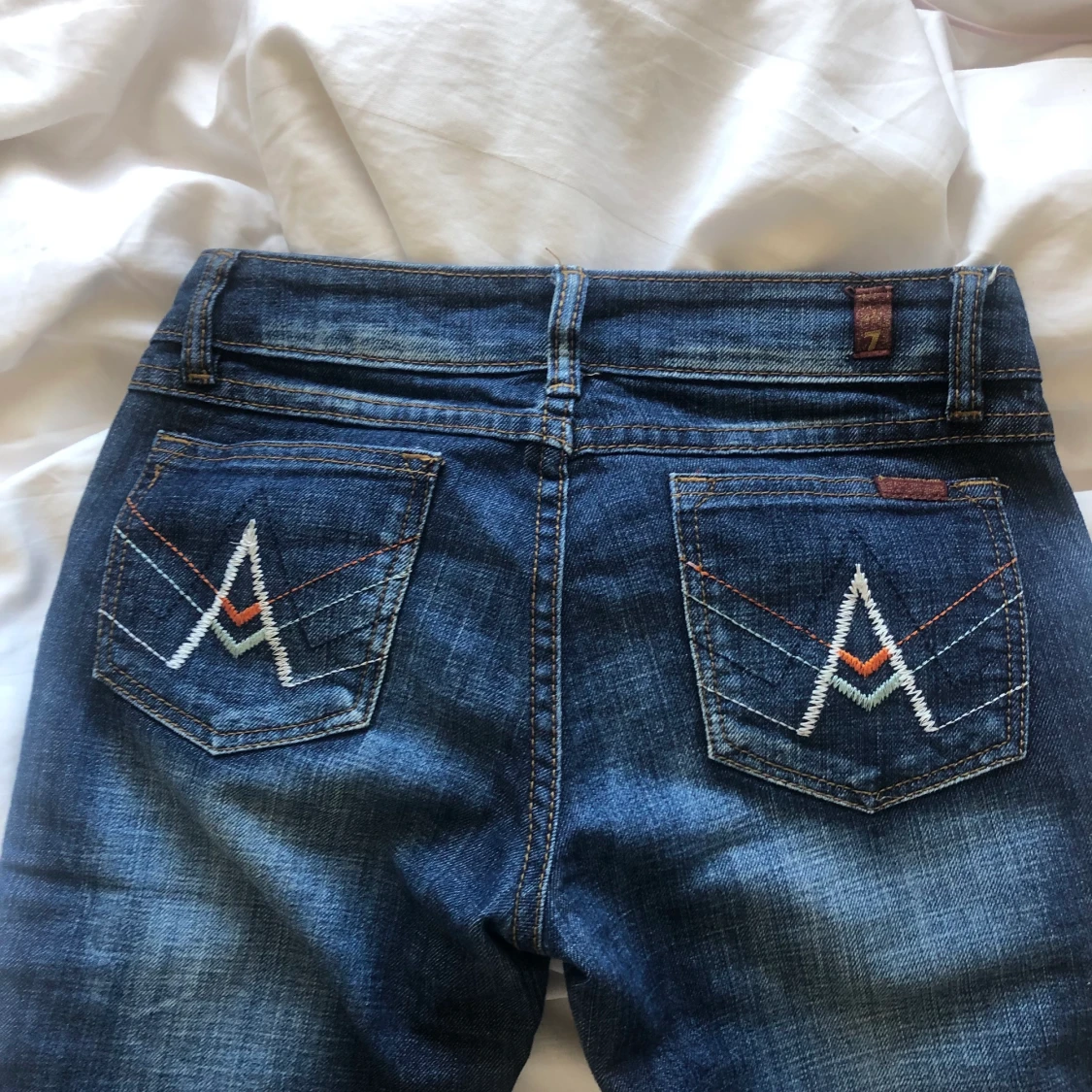 Low waist bootcut jeans med tryck 