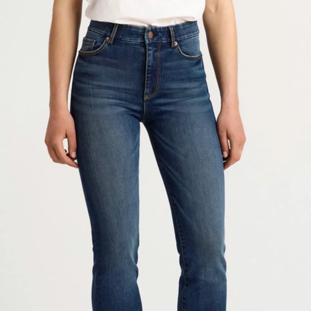 Säljer helt oanvända jeans med lätt bootcut från Lindex, nypris 599. De är i ett superskönt material därav priset men de sitter som en smäck på låren och rumpan. Dessa är i storlek 40 men passar mig som är M. . Jeans & Byxor.